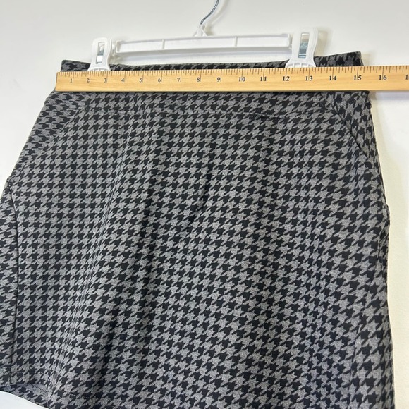 Title Nine Passport Ponte Mini Skirt Women's Size Medium Gray Houndstooth - Picture 3 of 7